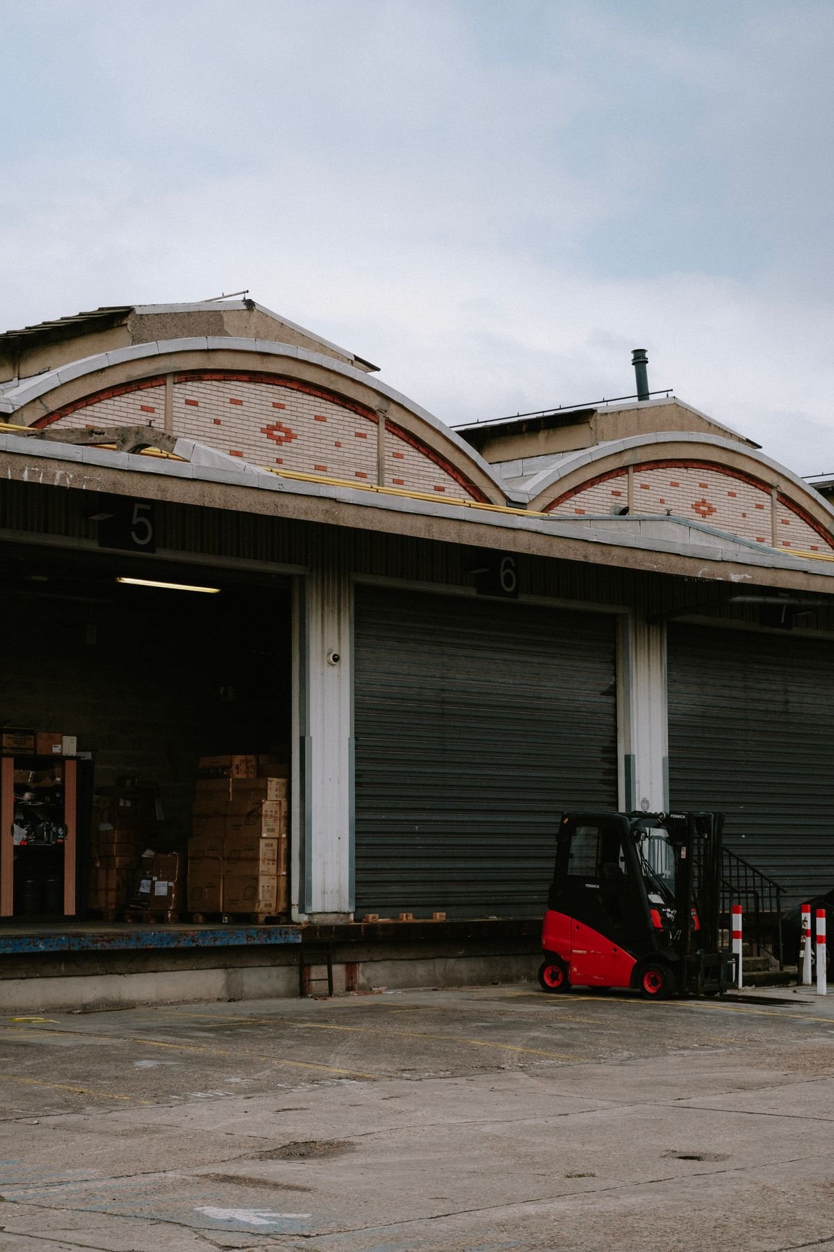 Entrepôt 500 m² sécurisé avec quai de chargement camions