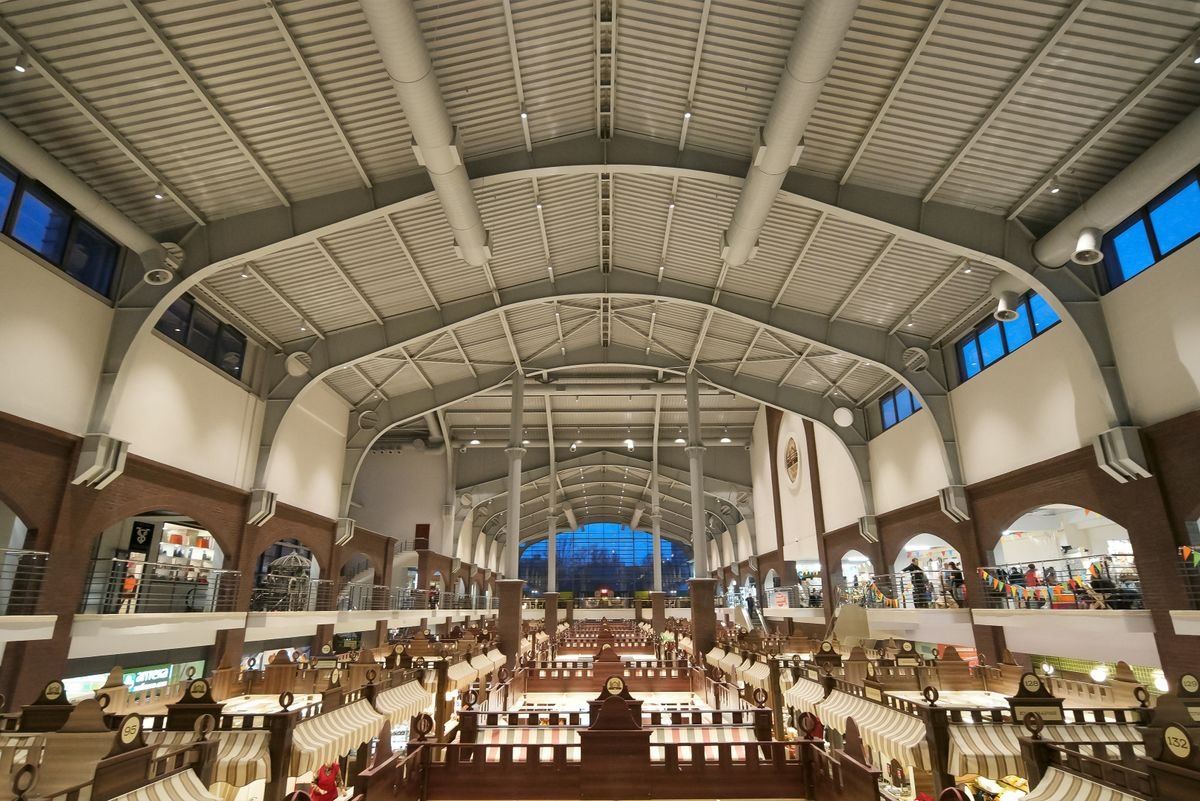 Grand magasin 120 m² climatisé avec mezzanine et parking