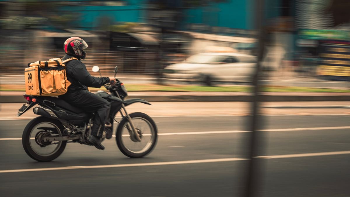 Livraison express colis à moto en ville/jour