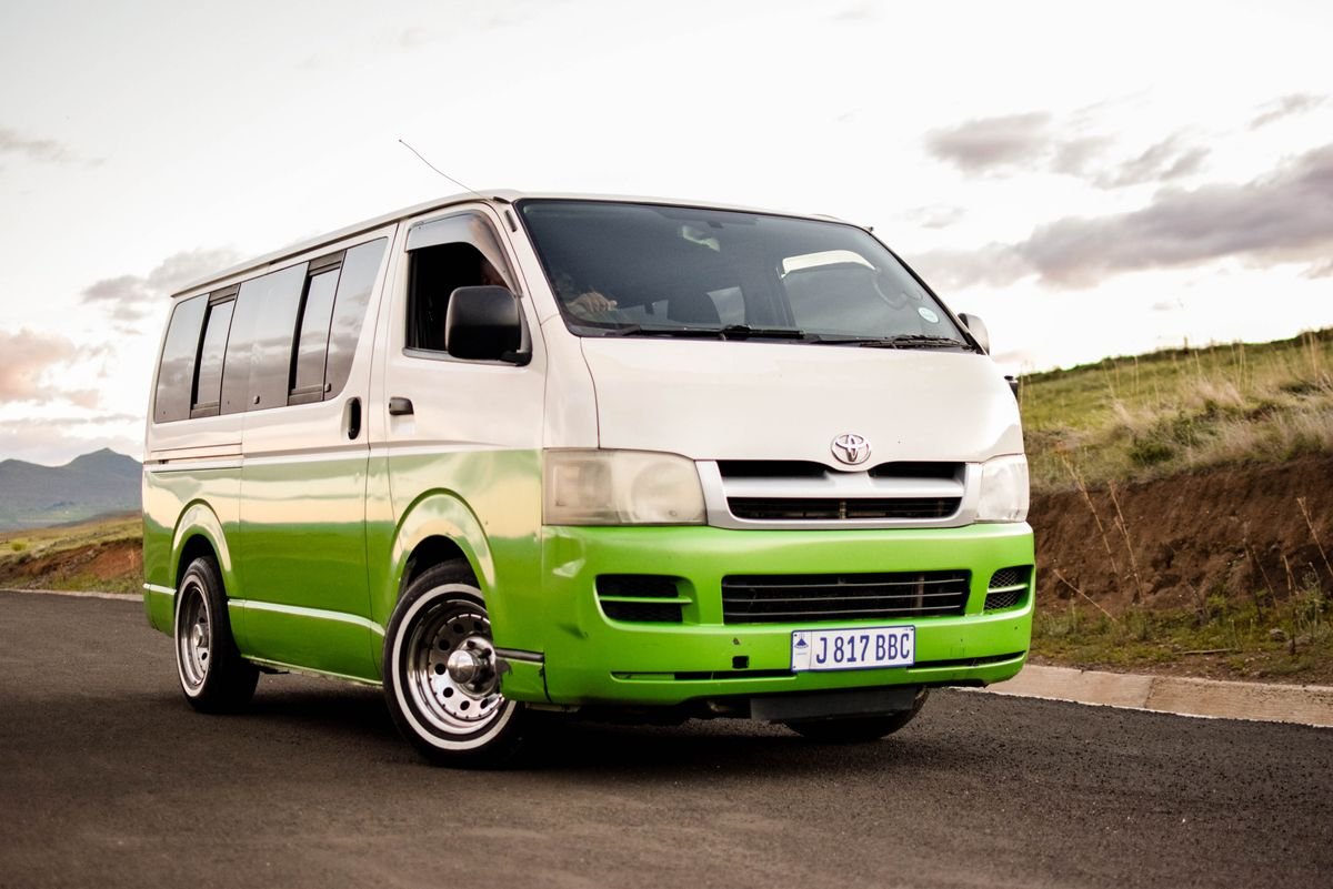 Mini-bus Toyota Hiace 18 places diesel 2015