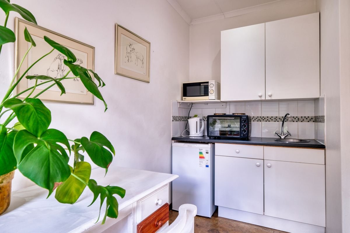 Studio moderne climatisé avec kitchenette équipée et balcon
