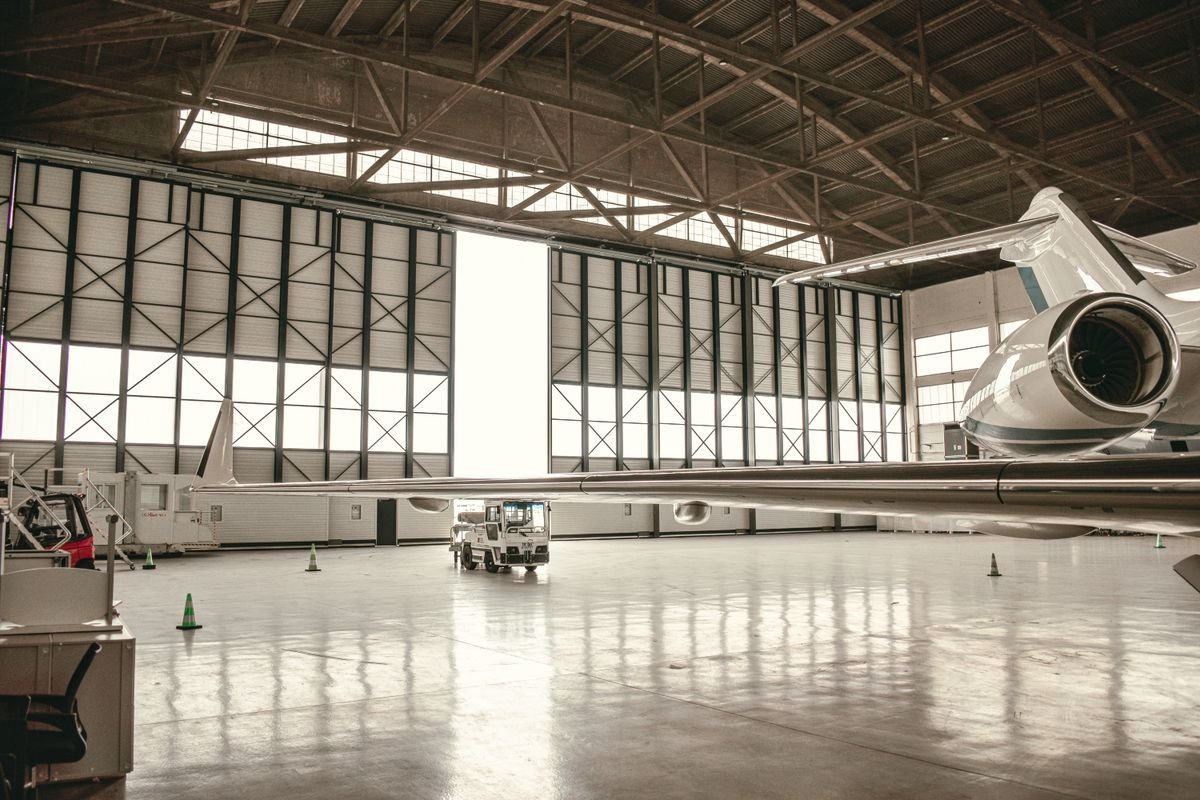 Hangar industriel 800 m² hauteur 6m, sol bétonné