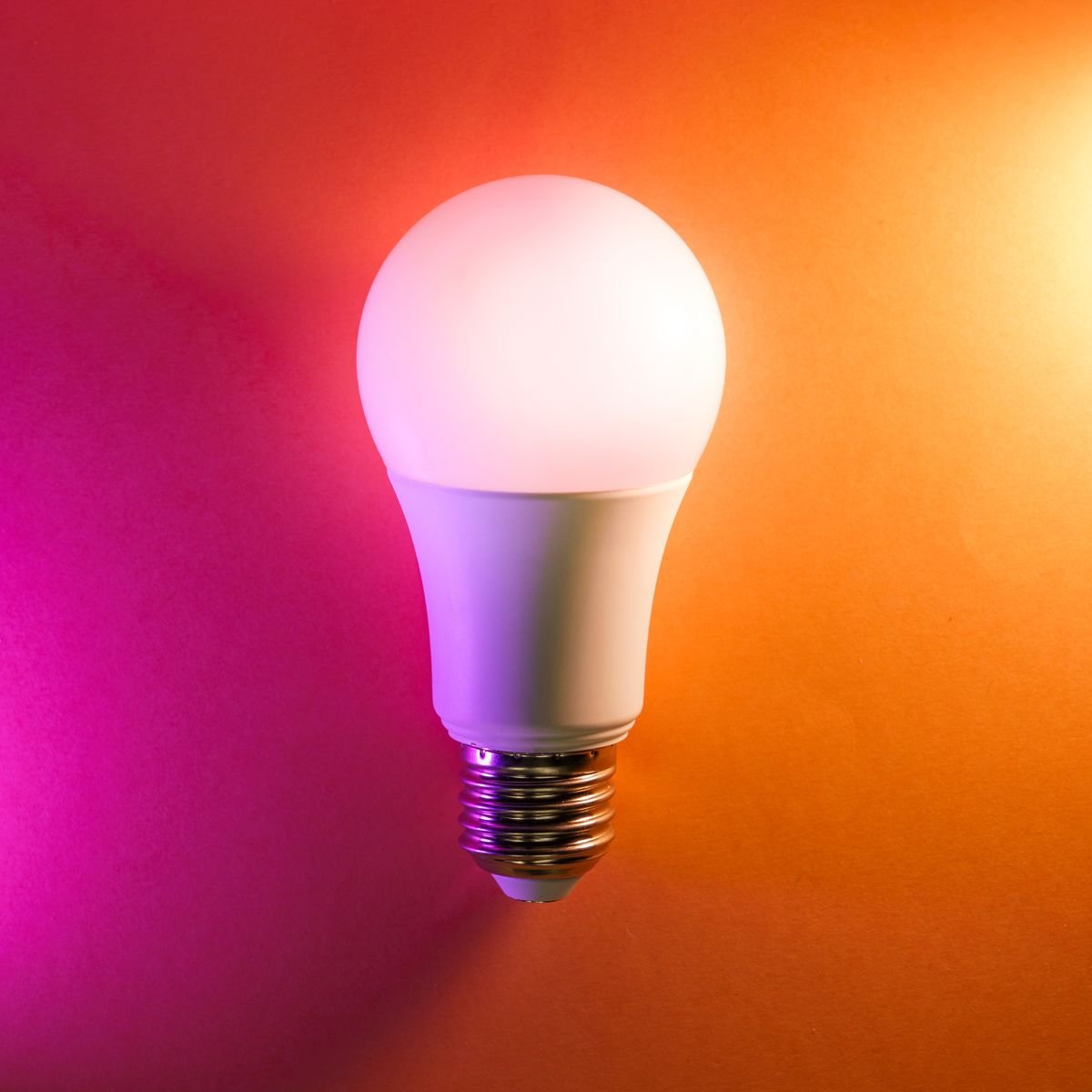 Ampoule connectée Wi-Fi RGB pilotable au téléphone
