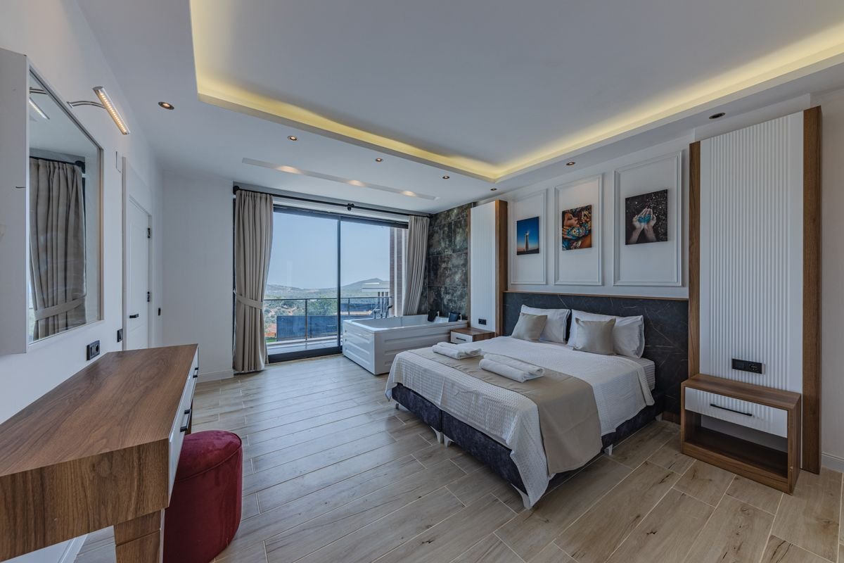 Grande chambre avec balcon dans villa, cuisine partagée