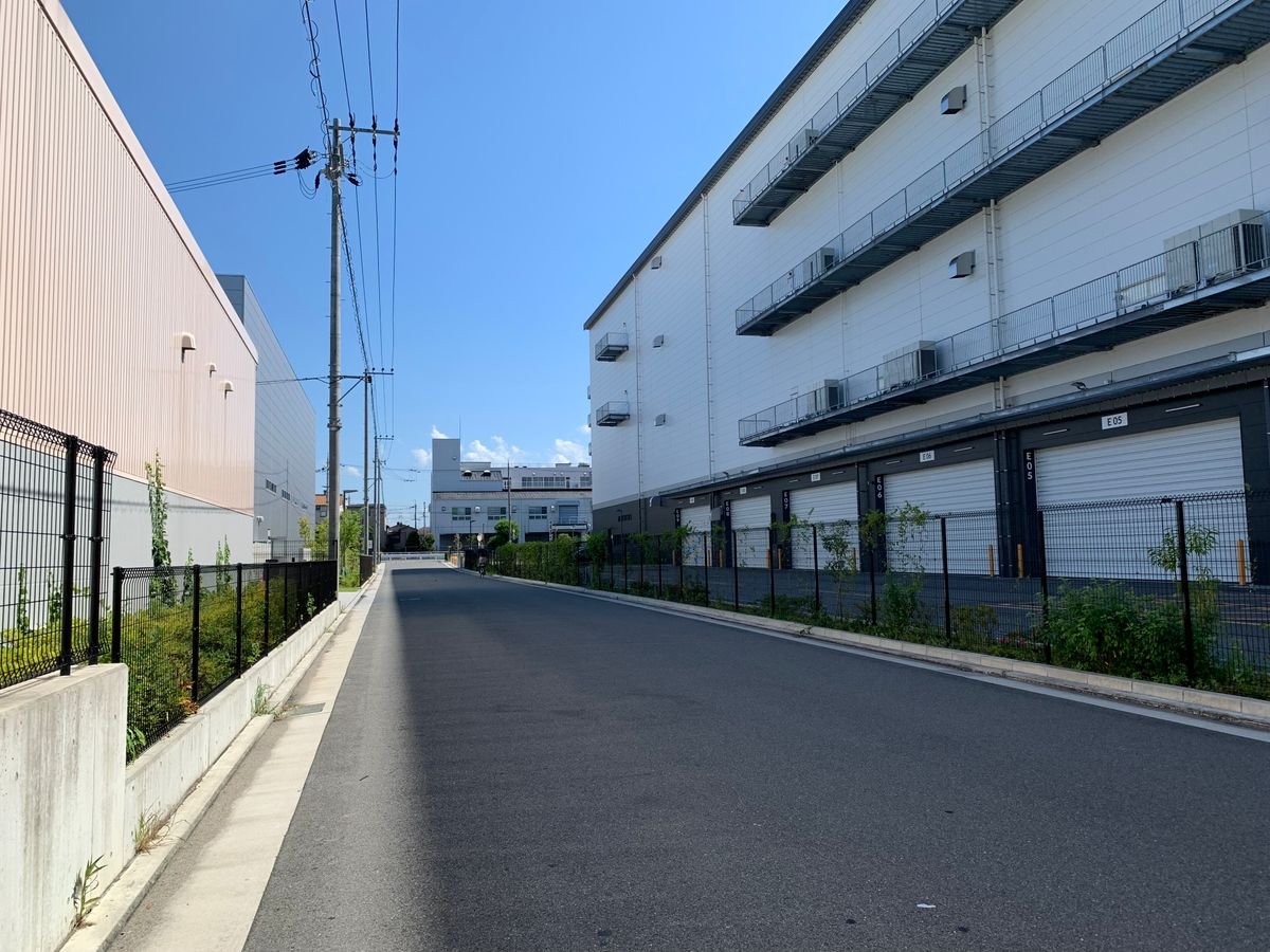 Entrepôt logistique 1000 m² clôturé avec bureau intégré