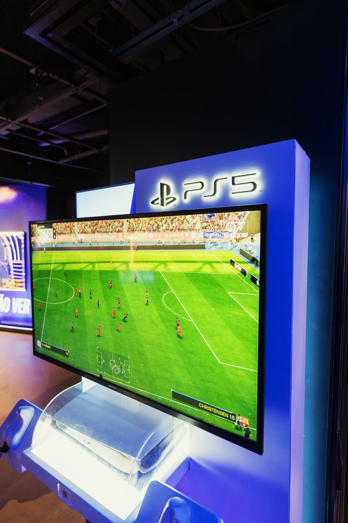 Console PS5 Slim 1To avec 2 manettes et FIFA 25