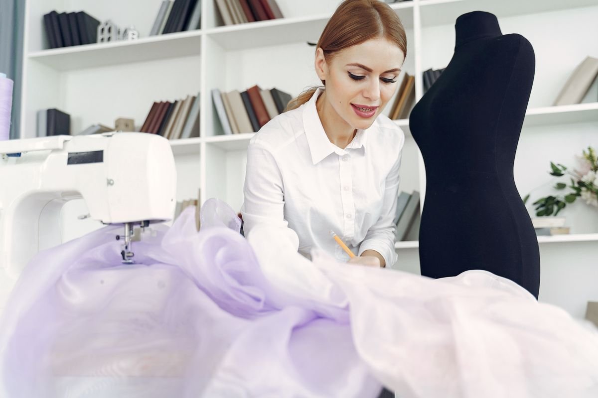 Couturière confection robe de soirée sur mesure
