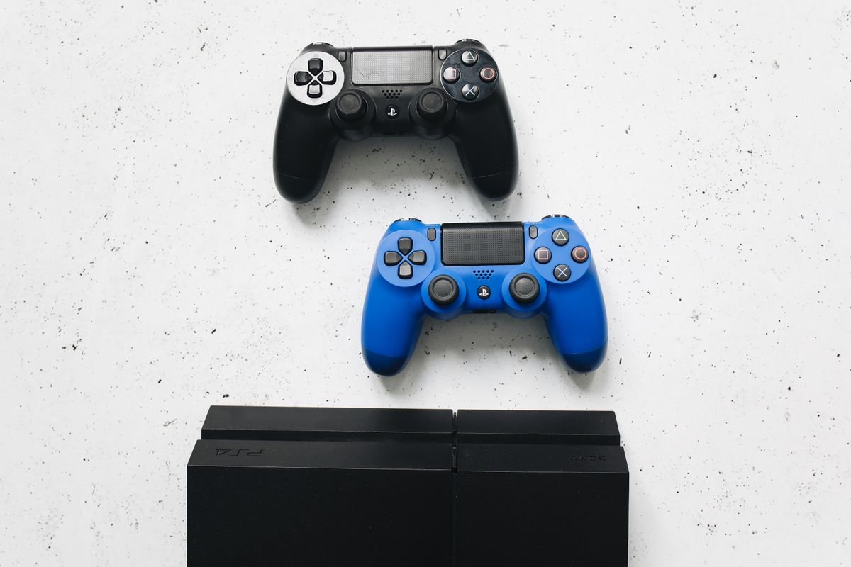 Console PS4 Pro 1To avec 5 jeux et manette supplementaire