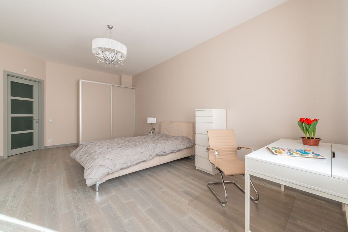 Chambre meublée avec douche interne, eau et courant inclus