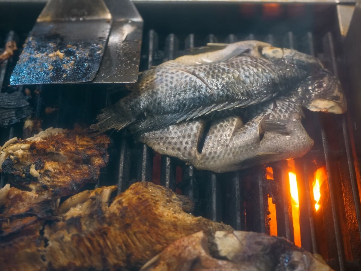 Préparation attiéké poisson braisé pour cérémonie