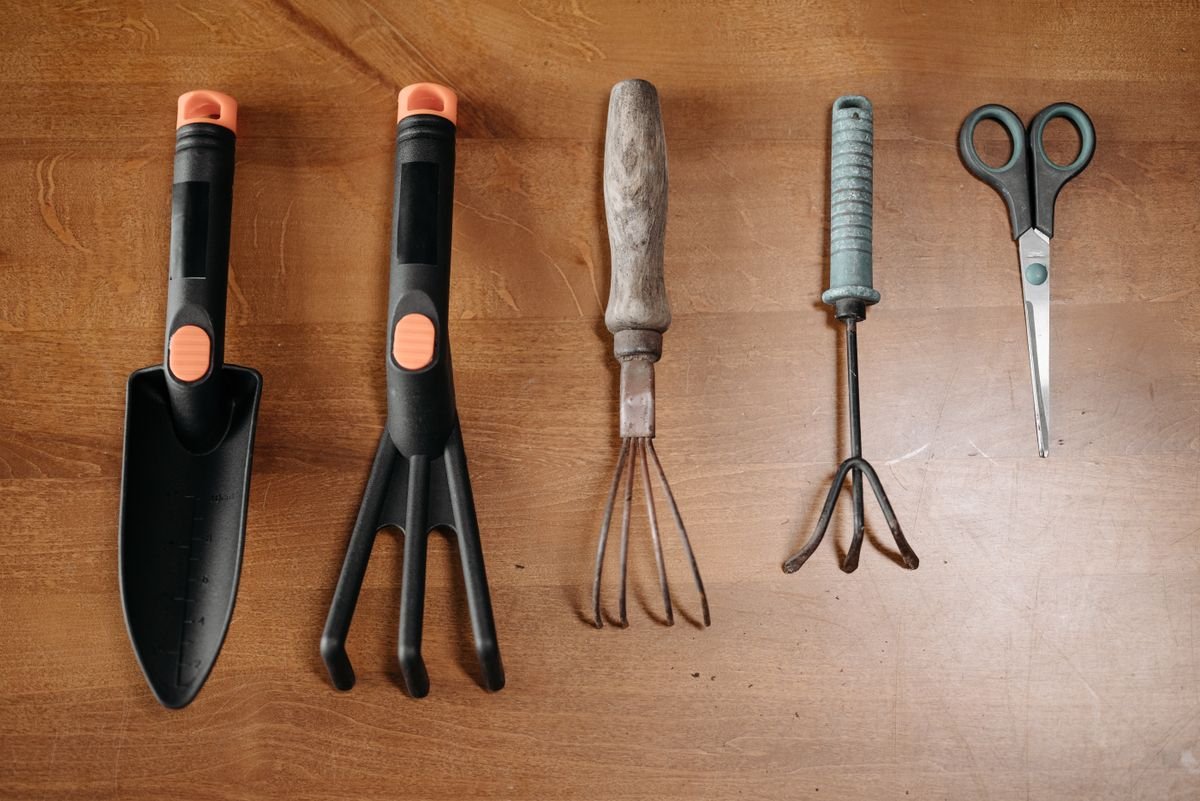 Lot complet outils jardinage bêche râteau sécateur